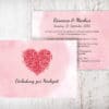 Hochzeitseinladungen Herz aus Rosen – Rosanna | Diese Hochzeitseinladungen mit einem gezeichneten Herz aus roten Rosen auf rosa Aquarell-Hintergrund bekommst du nur hier. Einfach im Designertool selber fertig gestalten | Mustertext mit Schrift und Farbe sind veränderbar | starhochzeit.de