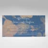 Rückseite: Save the Date Karte, Hochzeit, zweiseitige Hochzeitskarte, Din lang, Querformat, modern, zart blaues Blumenmotiv, monochrom, weiße Kaligrafie Schrift, besonders, zeitlos, elegant, Mustertext, veränderbare Farbe der Schrift in blau, rot, grau, grün, starhochzeit